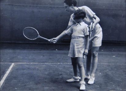 null Lenglen Suzanne. Photo originale «La leçon de Tennis». Signée Robert Capra....