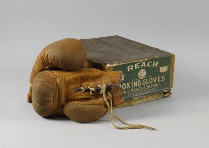 null Paire de gants en cuir marron vers 1950. «Reach boxing gloves». Dans sa boîte...