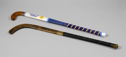 null Lot de 2 crosses de hockey sur gazon en bois l'une vers 1900 d'une longeur de...