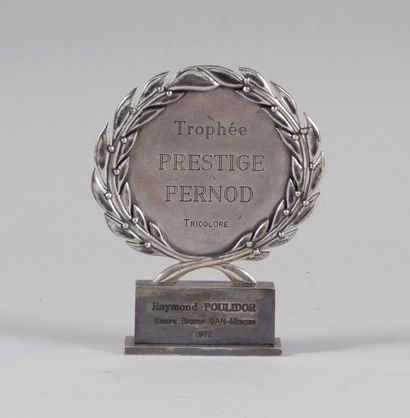 null Trophée. «Prestige Pernod» attribué à Raymond Poulidor en 1972 avec l'équipe...