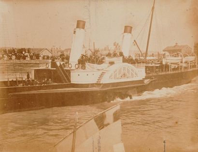 null Comte de Paris. Photographie représentant le départ du bateau pour l'exil au...