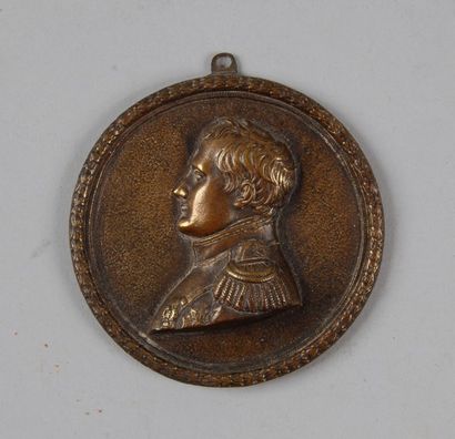 null Napoléon Bonaparte. Médaillon rond en bronze à suspendre, représentant un profil...