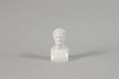 null Buste en porcelaine blanche représentant Napoléon en César. Travail français...