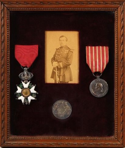 null Encadrement contenant: une Légion d'honneur, une pièce en argent et une médaille...