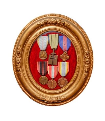 null Encadrement ovale en bois doré à verre bombé contenant : une médaille de l'ordre...