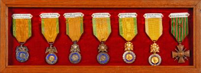 null Encadrement rectangulaire en bois contenant : six médailles militaires du premier...