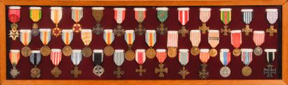 null Encadrement rectangulaire en bois contenant : un important ensemble de 38 médailles...