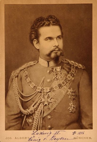 null Louis II, roi de Bavière. Portrait photographique de Albert à Munich, le représentant...