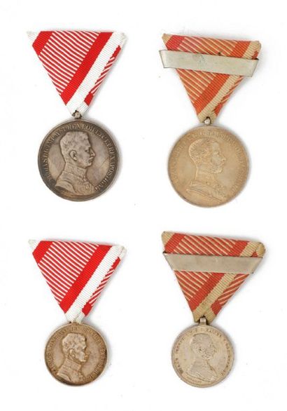 Autriche. Lot de quatre médailles pour le Courage en argent avec leurs rubans, dont...