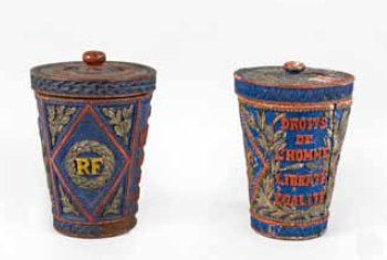 null Deux pots couverts en bois polychrome, sculptés en relief de motifs d'inscriptions...