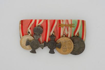 Autriche. Barrette contenant cinq médailles autrichiennes en bronze de la guerre...