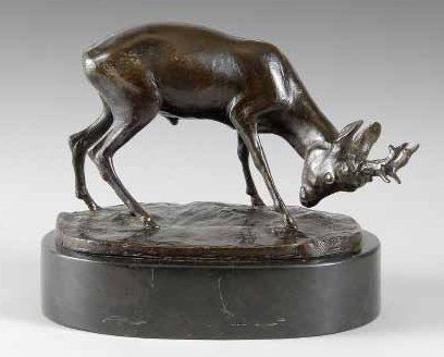 K. HEYNEN-DUMONT Chevreuil chargeant Bronze à patine foncée sur un socle en marbre...
