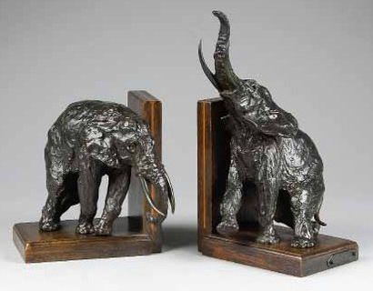 Ary BITTER (1883-1973) Eléphants Bronzes (paire de serre-livres) à patine brune,...