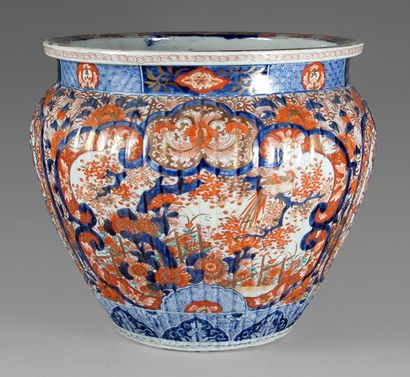 JAPON Importante cache pot à cotes en porcelaine à décor rouge, bleu et or dit «...