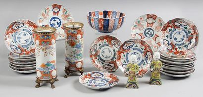 JAPON Paire de vase rouleau en porcelaine à décor polychrome d'oiseaux et de branchages,...