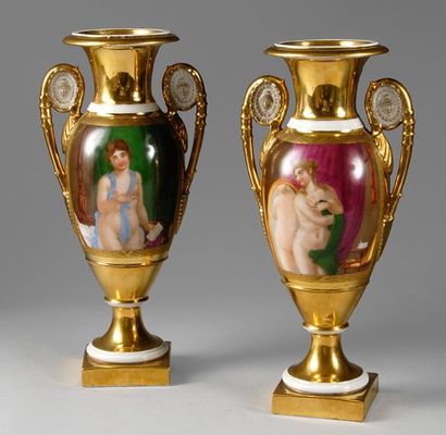 PARIS Paire de vases en porcelaine, de forme étrusque, en porcelaine à fond or, anses...