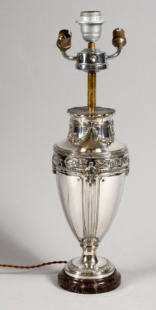 null Pied de lampe en métal argenté à décor de style Louis XVI, de guirlandes de...