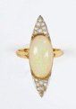 null Bague marquise en or jaune, ornée d'une opale oblongue accompagnée de diamants...