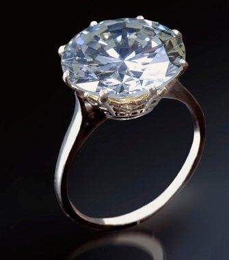 null Une bague en platine, ornée d'un important diamant brillanté de taille moderne...