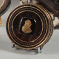 null Louis XVI, roi de France. Boite ronde en écaille à décor sur le couvercle d'un...