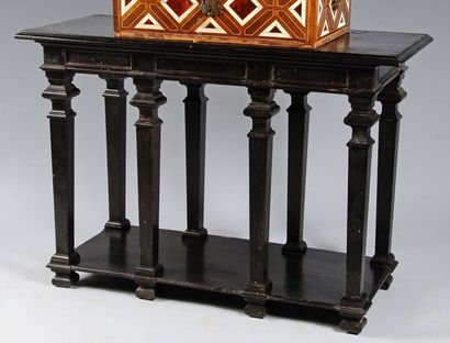 null Table console en bois noirci à 8 pieds gaines de style Louis XIII. Epoque XIXe...