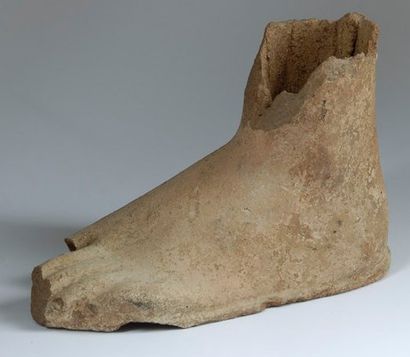 null Pied en terre cuite, époque étrusque : IV-IIIe siècle avant J.C. H. : 15 cm