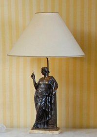 null Lampe en bronze à décor de jeune femme drapée à l'antique figurant une muse...