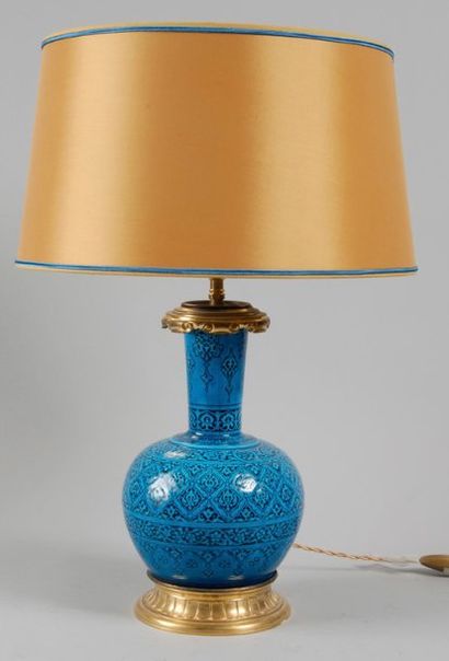 Théodore DECK Vase en faïence turquoise de forme globulaire à long col, à décor inscisé...