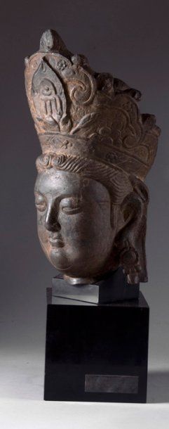 null Importante tête de Bodhisattva en pierre. Le visage aux traits réguliers est...