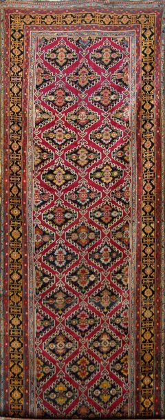 null Tapis Karavar, décors géométriques sur fond rouge. Fin XIXe siècle. 500 x 250...