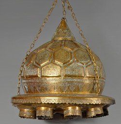 null Lampe de mosquée en laiton ciselé et ajouré en forme de dôme, décoré de cartouches...