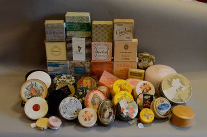 null Divers parfumeurs, 40 boîtes à poudre de différents parfumeurs : Roger&Gallet,...