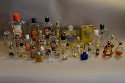 null Divers parfumeurs, années 50-60 : fort lot de 32 flacons de différentes marques :...