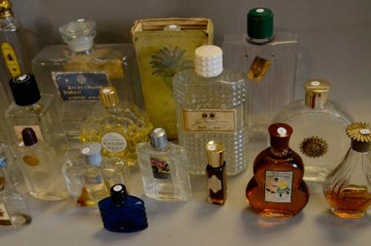 null Divers parfumeurs, années 50-60 : fort lot de 32 flacons de différentes marques :...