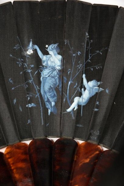 null Déesse de la nuit, 1878
Eventail plié, feuille double en soie peinte au centre...