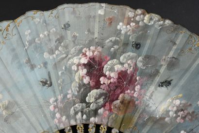 H. Bach Les abeilles, vers 1890
Eventail plié, feuille en soie bleue peinte à la...