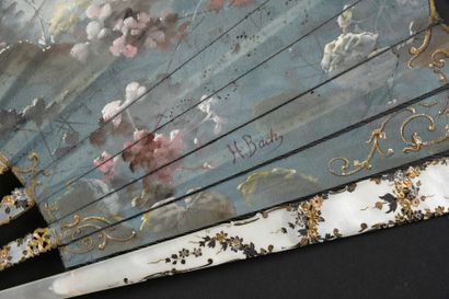 H. Bach Les abeilles, vers 1890
Eventail plié, feuille en soie bleue peinte à la...