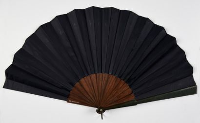 null Les rayons solaires, par Rodeck, vers 1880-1890
Eventail plié, feuille en soie...