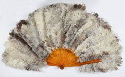 null Ecaille blonde, vers 1890-1900
Eventail en plumes d'autruches naturelles. Monture...