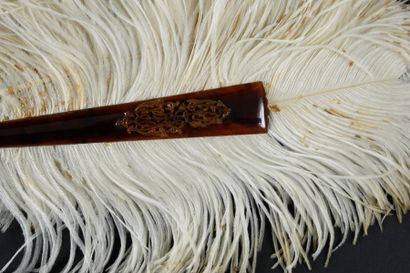 null Eventail en plumes d'autruches blanches
Monture en écaille brune (spécimens...