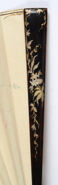 null Les amours, vers 1890-1900
Eventail plié, feuille double en peau crème peinte...