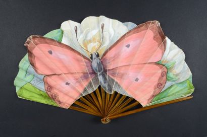 *J. Bonat Le papillon, vers 1910-1920
Eventail plié, feuille en papier peint à la...