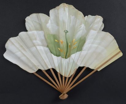 *L. Gérard La fleur, vers 1910-1920
Eventail plié, feuille en tissu peint à la gouache...