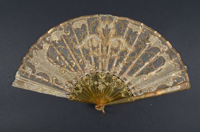 null Fleur de lys, vers 1910-1920
Eventail plié, feuille en soie et tulle métallique...