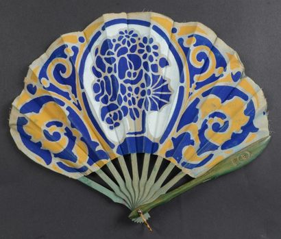 null *Bouquet art déco, 1926.
Eventail plié de forme ballon, feuille en tissu à décor...