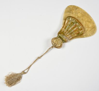 null «Faery Fan», diffuseur de parfum, vers 1920
Eventail palmette en celluloïd doré...