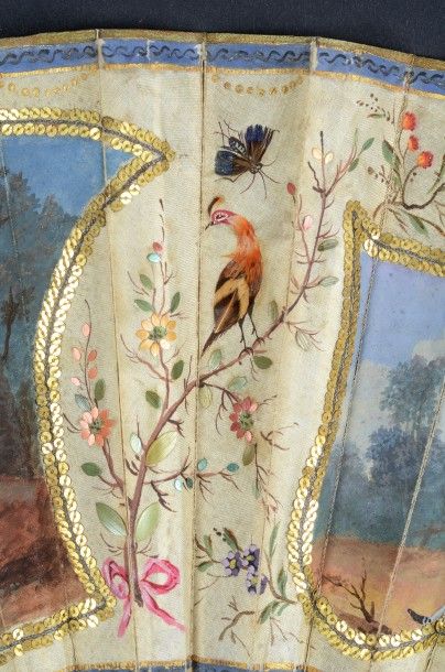 null L'enfant et la cage, vers 1770
Eventail plié, feuille en soie crème peinte à...