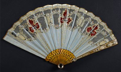 null Eventail à lorgnette, vers 1800-1810
Eventail plié, feuille en soie bleu ciel...