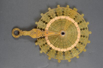 null Eventail cocarde à lorgnette, vers 1800-1820
Eventail s'ouvrant en soleil, en...