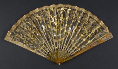 null Fleurs d'or, vers 1810-1820
Eventail plié, feuille en tulle richement brodé...